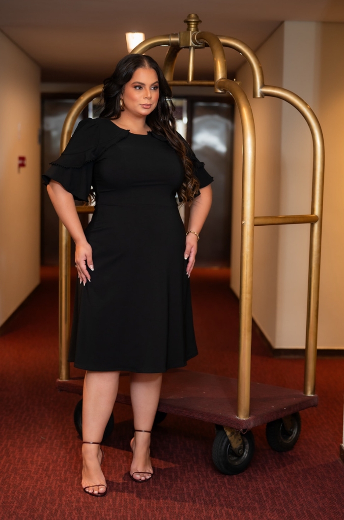 Vestido Midi Preto Plus com Babados nas Mangas