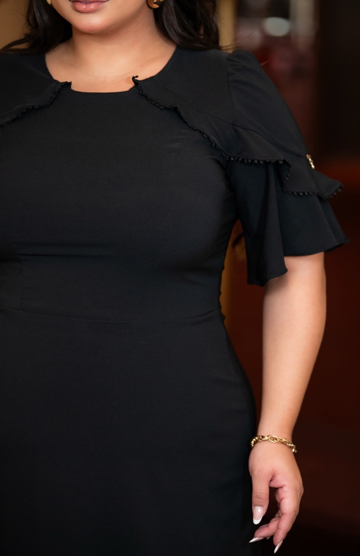 Vestido Midi Preto Plus com Babados nas Mangas - Image 3