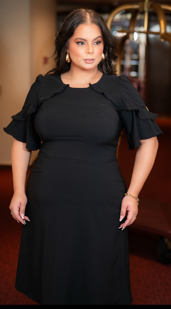 Vestido Midi Preto Plus com Babados nas Mangas - Image 4