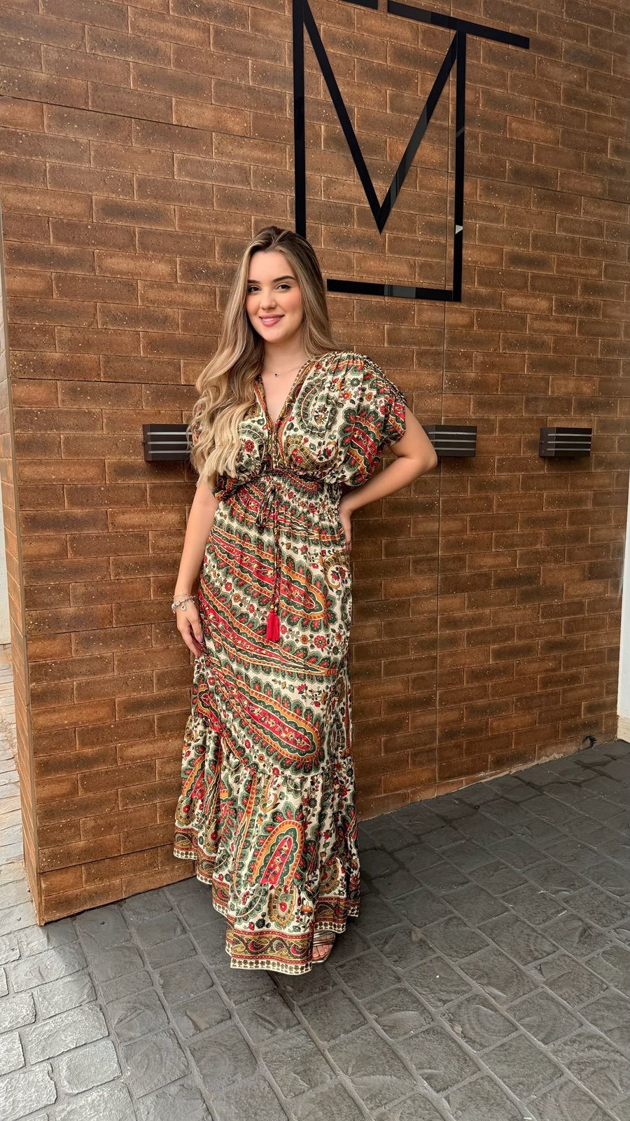 Vestido Longo Estampado com Detalhes Dourados