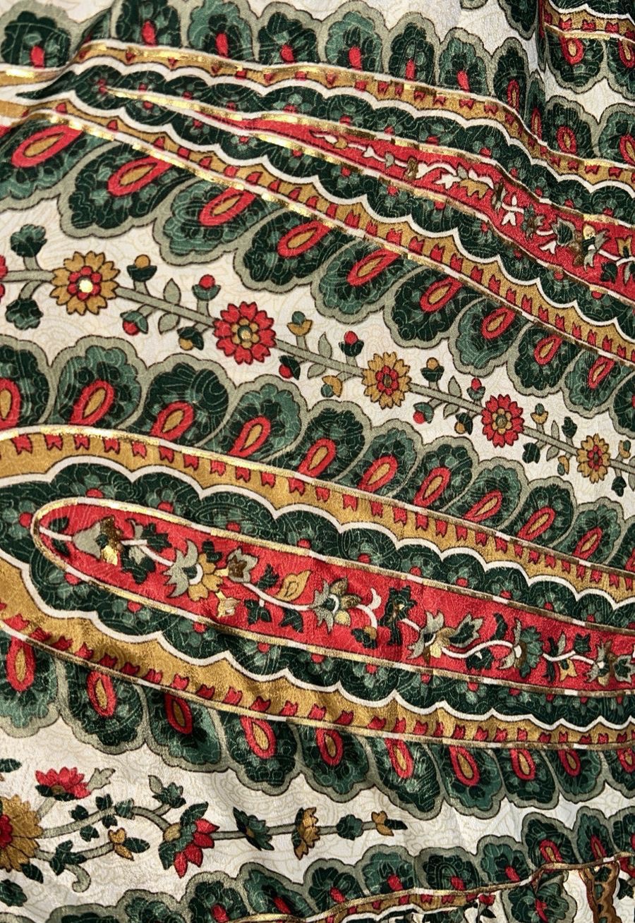 Vestido Longo Estampado com Detalhes Dourados - Imagem 2